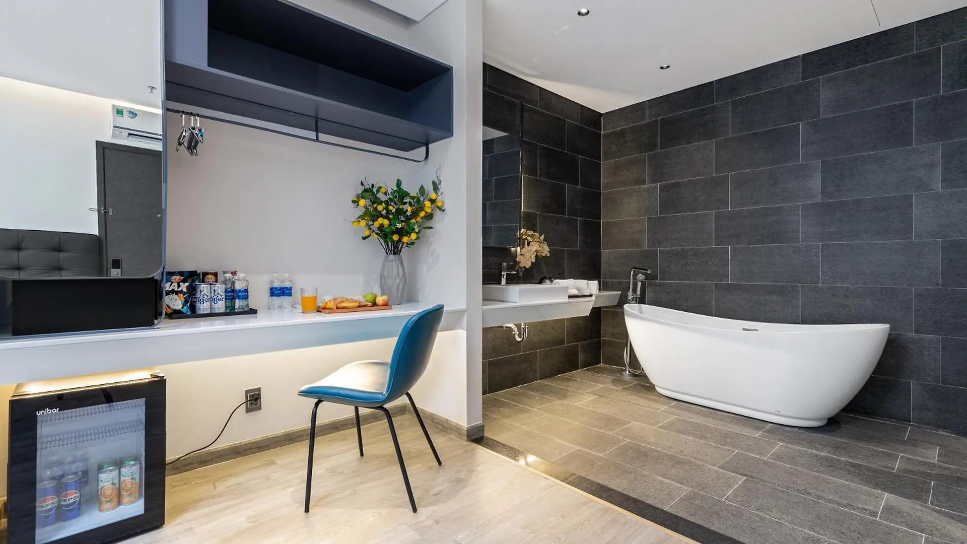 Jbay Beachfront Boutique Hotel Дананг