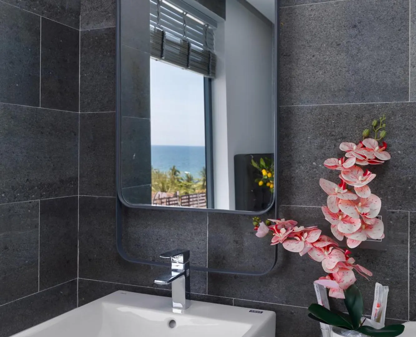 Jbay Beachfront Boutique Hotel Дананг