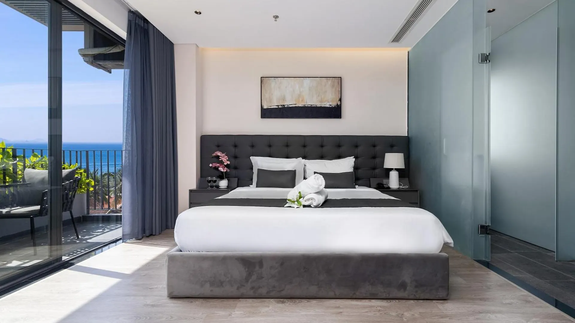 Jbay Beachfront Boutique Hotel Дананг