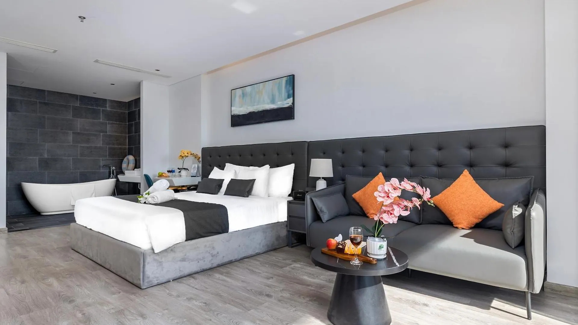 Jbay Beachfront Boutique Hotel Дананг Вьетнам